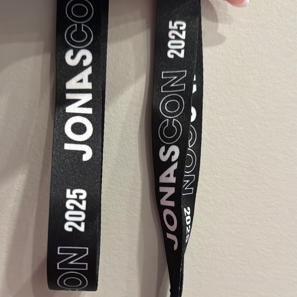 BRAND NEW! Jonas Con 2025 Lanyard with metal clip - Picture 2 of 3
